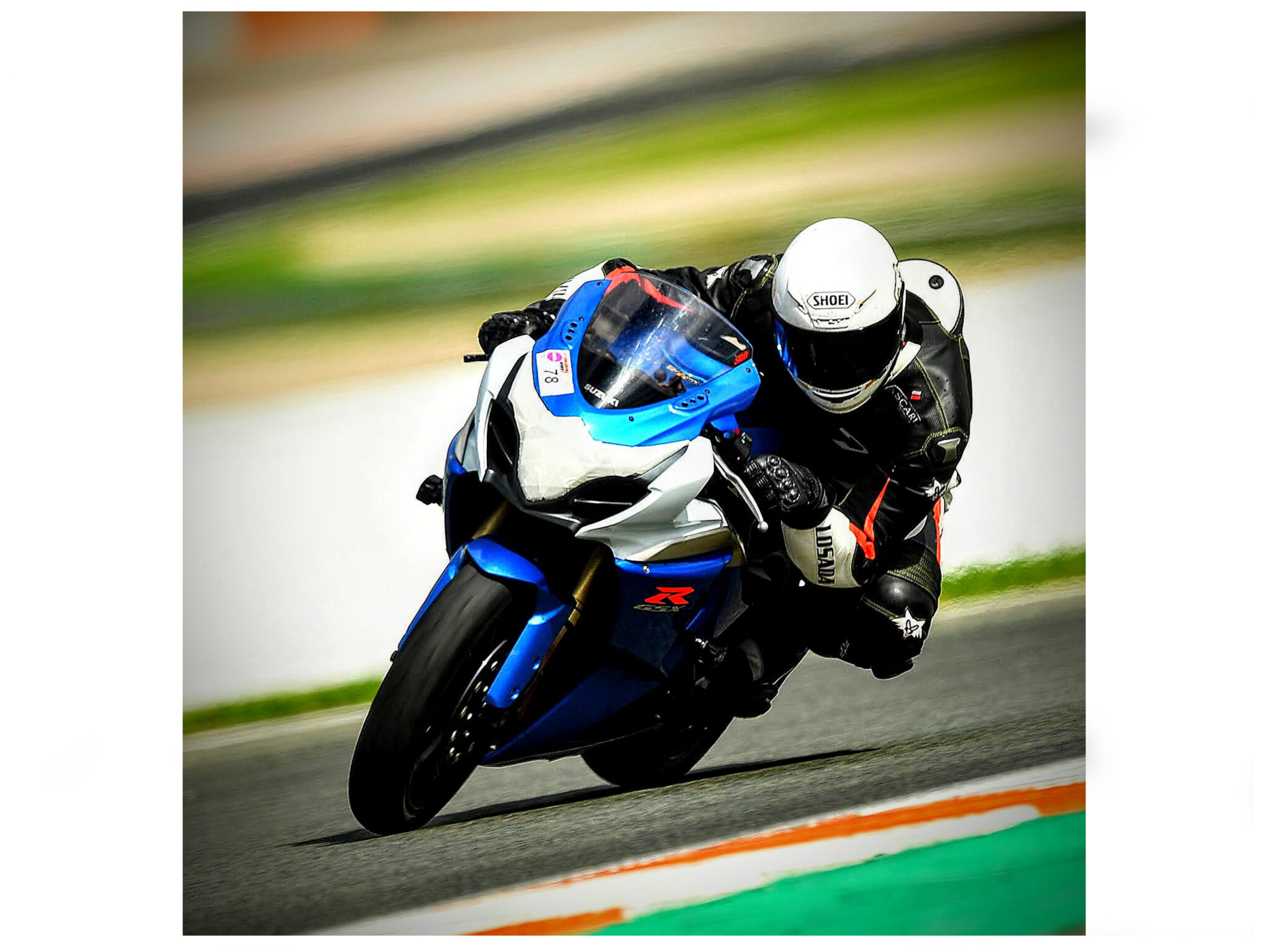 Dynamic angle of attack spoiler for motorbikes